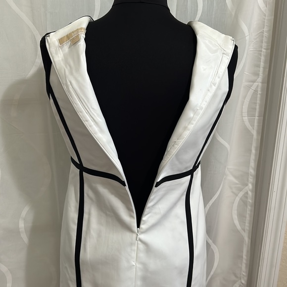 Michael Kors, White With Black Trim, Sleeveless Dress, Size 6 - Picture 6 of 8